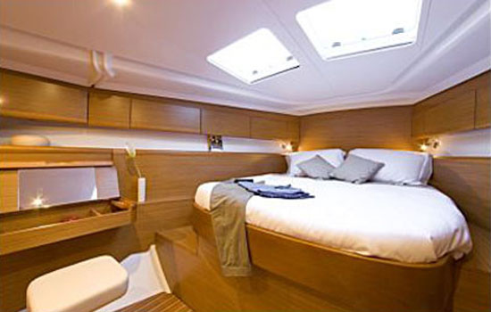 Jeanneau 50 DS feautres 3 double cabins